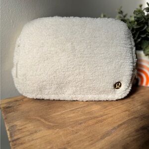 Lululemon Everywhere Belt Bag Large Fleece White and Gold NWT